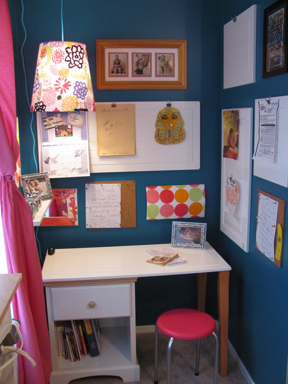 [turquoise girls room desk area 2[4].jpg]