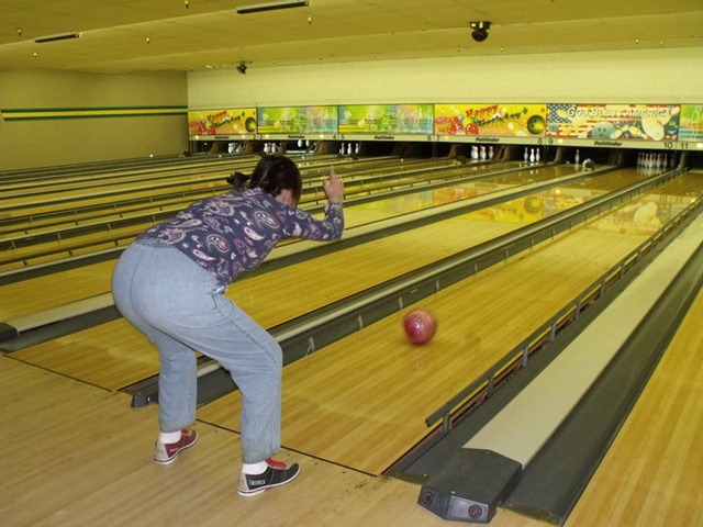 [Taylor bowling[4].jpg]