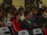 Alguns rindo, alguns papeando, outros prestando atenção na palestra de Paulo Milreu sobre novas mídias digitais.