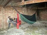 Hotel Califolnia, a 2200 metros de altura, entre la niebla, limpio pero frio.