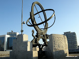 Observatorio Astronomico antiguo Pekin. En el siglo XV, bajo el mandato del emperador Ming, los jesuitas llegaron a China, con sus conocimientos de astronomia. El emperador, muy interesado en el conocimiento, les facilito un observatorio en el que construyo los instrumentos de observacion conocidos hasta el momento en talla grande para aumentar la precision en las mediciones. El lugar reune reproducciones de dichos aparatos y explica la historia de la astronomia en China.
