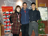 Staff del White Birches Hostel de Urumqi, Bela y Oliver (Angel no estaba para la despedida). Familia por 3 semanas. Curiosos nombres para ser chinos, no? Ellos se dan el lujo de inventarse un nombre en ingles para facilitarte la comunicacion. Yo intente varias veces tener un nombre chino, pero no pude.