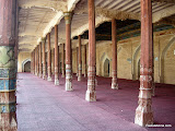 Mezquita de verano. Todo en madera policromada.