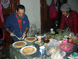 Noche de fin de anyo. Lex y yo preparamos unas genuinas pizzas estilo uygur, pure de patatas y pollo a l'ast. Nuestro sorprendido amigo japones no daba credito a como destrozaba los panes, pero luego comio como el que mas.