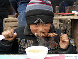 Churumbel comiendo un pincho con sopa. Detras de la camara, Lex y yo damos cuenta de lo mismo.