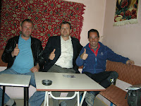 El de la izquierda, plantador de remolacha azucarera: trabaja 4 meses al anyo, me dijo. El del centro: profe de educacion fisica, dice que se cansa trabajando. Me invitaron a beber te, a comer en un buen restaurante y me llevaron a un hotel de un amigo que me dejo el precio a la mitad. Buena gente.