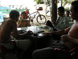 Grupo de locales en un momento arduo de la partida de cartas. A gritos me hacen parar y me invitan a cafe. Hacia un par de paises que no me invitaban asi.