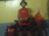 Un espejo de pared en el cuchitril de dormir de hoy. Apreciese el gorro de vietkong que me he agenciado a modo de casco y proteccion para el sol y la lluvia. Y si, estoy casi como un palillo, ya se me cuentan las costillas.