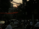 Puesta de sol en Ha Noi. Si, si, el sol esta entre los cables, mira bien.