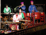 Musicos del teatro de marionetas en el agua de Ha Noi.