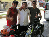 Antes de irme, foto con el jefe y el currito, emocionados por mi hazanya ciclista Malasia-Espanya.