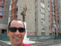 En Kosovo tienen pasion por Bill Clinton, con su estatua y todo. Se la harian antes o despues de los escandalos?