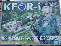 Las fuerzas de la OTAN en el pais hacen propaganda por doquier. Soldado quesito.