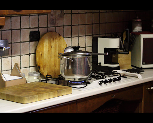 IMAGE: http://lh5.ggpht.com/_NPJdc4hQW9Q/TNr-LKyCyHI/AAAAAAAAACI/B45ZgF6zRuE/pentola.jpg