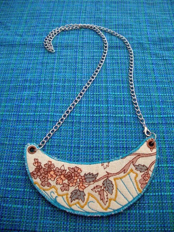[moon necklace8[3].jpg]
