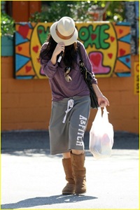vanessa-hudgens-hide-hat-04