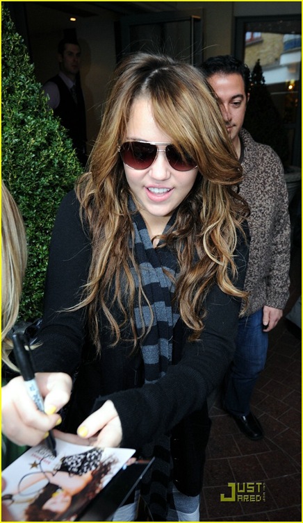 miley-cyrus-leaving-london-hotel-02