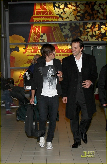 zac-efron-roissy-airport-05