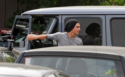 jonas-brothers-mustang-drive-nick-06