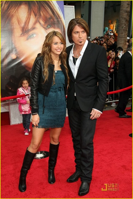 [miley-cyrus-hm-premiere-26[5].jpg]