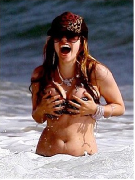 avril-lavigne-bikini-0