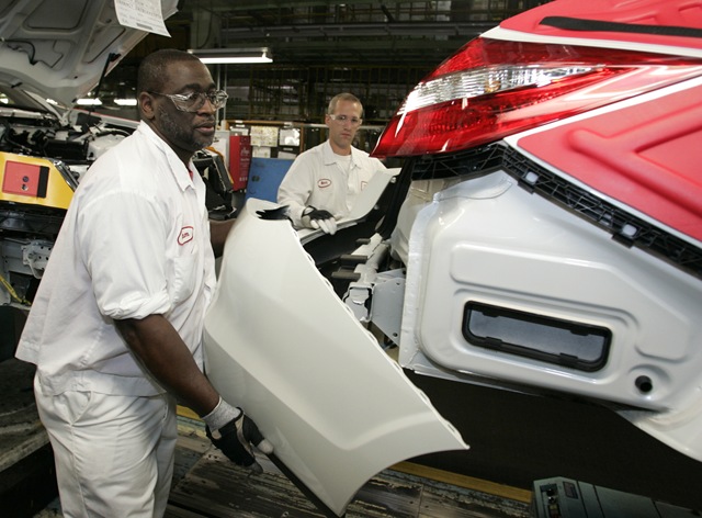 [Honda associates install a Crosstour rear bumper at East Liberty from 1-10[4].jpg]