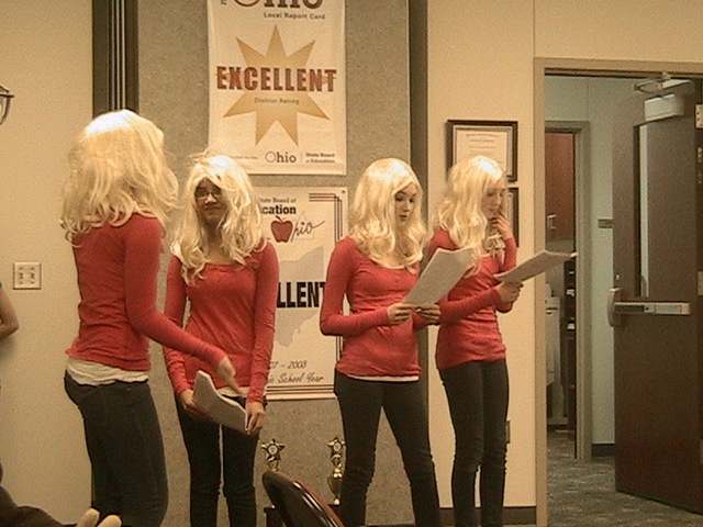 [BL Meeting First Lego League 5 blondes[5].jpg]