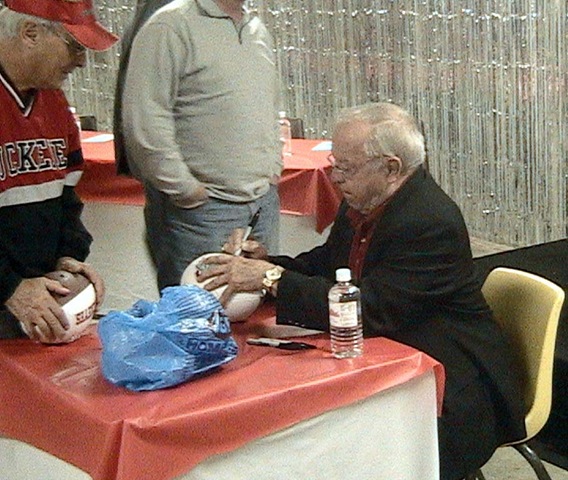 [Earle Bruce signs at autograph at Eagles Buckeye Spectacular from 11-6-09[10].jpg]