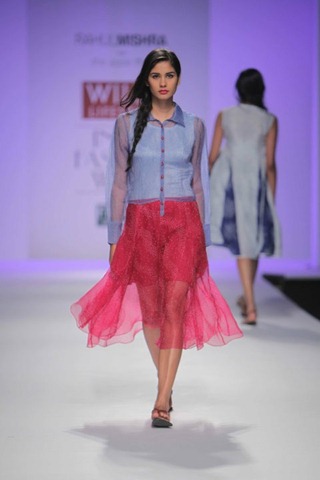 [WIFW SS2010 collection by Rahul Mishra's Show10[4].jpg]