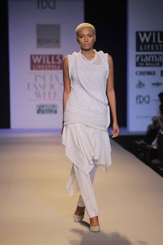[WIFW SS 2011 collection  Rishta by Arjun (11)[5].jpg]