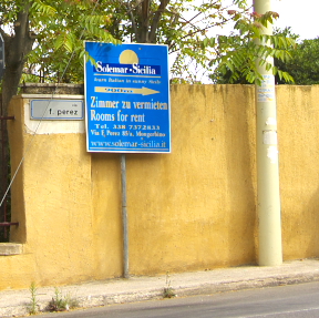 Zu den Ferienwohnungen der Sprachschule Solemar Sicilia in Mongerbino