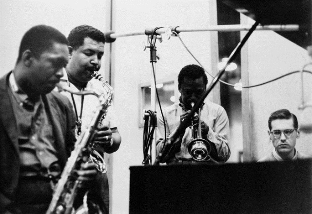 [John Coltrane, Cannonball Adderley, Miles Davis and Bill Evans making Kind of Blue (1)[3].jpg]