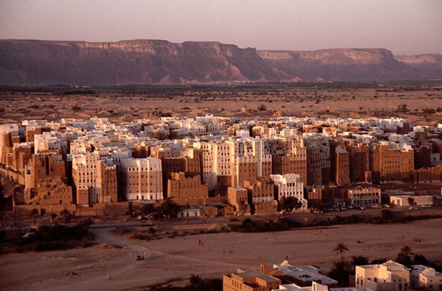 [shibam-mud-brick-city-in-yemen-desert12.106102000_std[3].jpg]