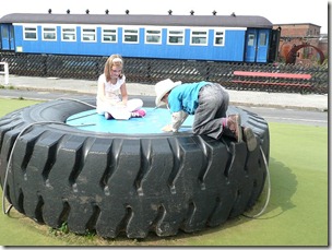 Snibston, детская площадка, колесо от БелАЗА