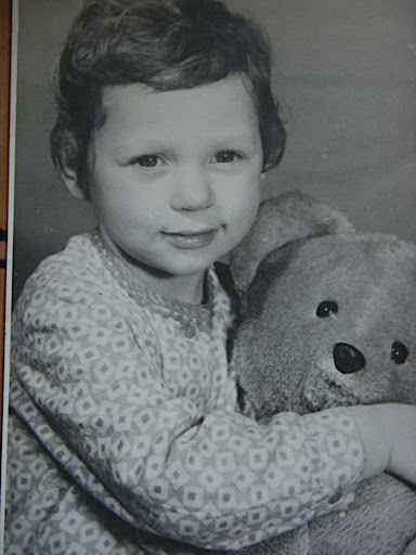 звучит бравУрная музыка!!!!!!!!!!!!!!!!!! 