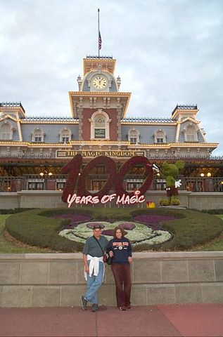 [Dcp_4409-dad and angie in front of magic kingdom[3].jpg]