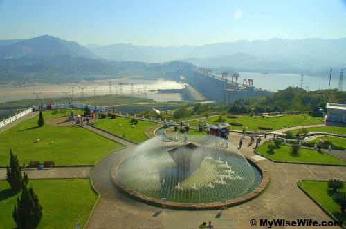Rythmic fountain and Roaring spillway of Three Gorges Dam Rythmic fountain and Roaring spillway of Three Gorges Dam
