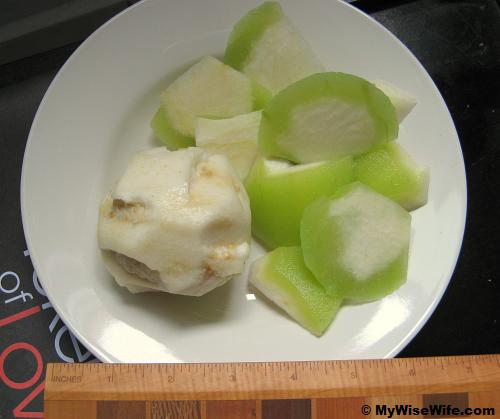 Seeds clustered in the middle like normal guava Seeds clustered in the middle like normal guava