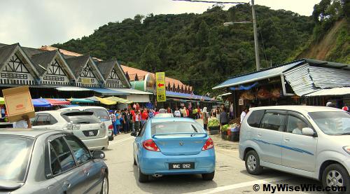 Kea Farm - Stalls mushrooming, crowded with vehicles and people Kea Farm - Stalls mushrooming, crowded with vehicles and people