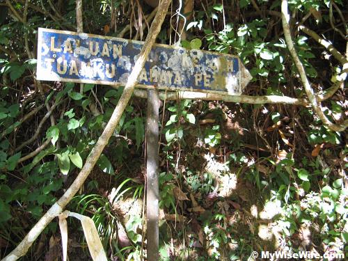 Hardly visible sign - Laluan ke Jalan Tuanku Yahaya Petra Hardly visible sign - Laluan ke Jalan Tuanku Yahaya Petra