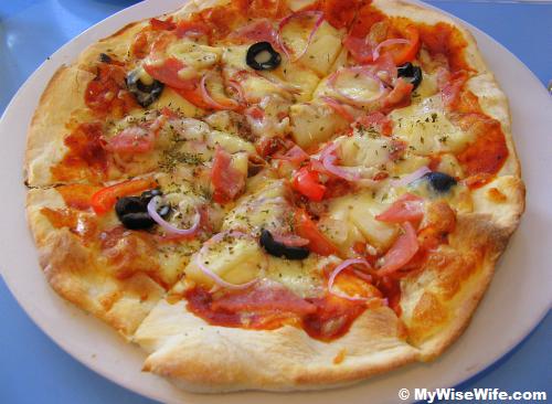 Thin and crispy Hawaiian Pizza! Thin and crispy Hawaiian Pizza!