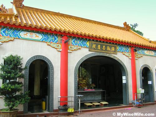 Laughing Buddha right at the entrance to welcome you!