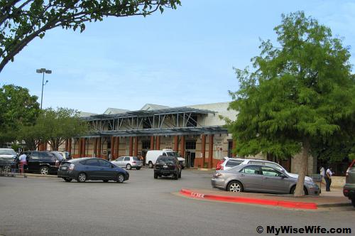 Free and conveniant parking bay Free and conveniant parking bay