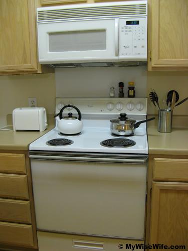 Standard set of toys - a microwave oven, 4 stoves and a baking oven Standard set of toys - a microwave oven, 4 stoves and a baking oven
