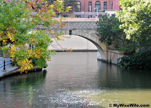 Traffic light applies to water way! Traffic light applies to water way!