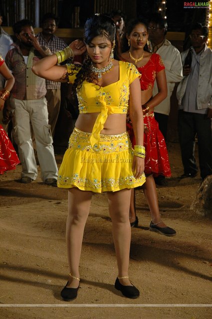 Actress shows a deep cleavage<br />
Actress shows a deep cleavage<br />