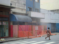 Demolição de imóvel na rua Rêgo Freitas (centro), realizada pela empresa FBI sem qualquer segurança. Foto: Gladstone Barreto. Clique para ampliar