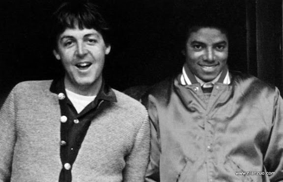关于杰克逊 Photo of Michael JACKSON and Paul McCARTNEY...UNSPECIFIED - JANUARY 01:&nbsp;&nbsp;Photo of Michael JACKSON and Paul McCARTNEY; Paul McCartney and Michael Jackson 'The Girl is Mine' cover,&nbsp;&nbsp;(Photo by Echoes/Redferns),ACE,MUS