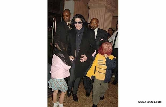 关于杰克逊 Michael Jackson Visits Harrods...This image is not included in any sub***ion deal. Use of this image will incur a charge.<br title=