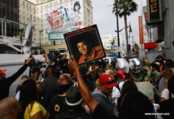 关于杰克逊 LOS ANGELES, CA - JUNE 26:&nbsp;&nbsp;Media and fans of Michael Jackson gather near his star on the Walk of Fame on&nbsp;&nbsp;on June 26, 2009 in Los Angeles, California. Jackson, 50, the iconic pop star, died after going into cardiac arrest at around midday on June 25, 2009 local time in Los Angeles, California.&nbsp;&nbsp;(Photo by John Moore/ Getty Images),Human Interest,People,SacGettyPhoto